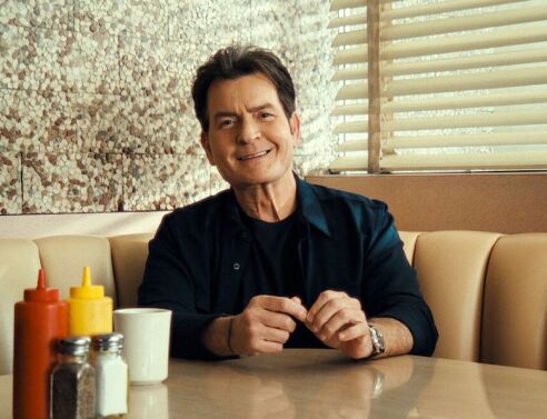 Ο Τσάρλι Σιν εξομολογείται τον εθισμό του στο σεξ και τα ναρκωτικά, αποκαλύπτοντας εκβιασμούς, διάγνωση HIV και 53.000 δολάρια σε σεξεργάτριες. 