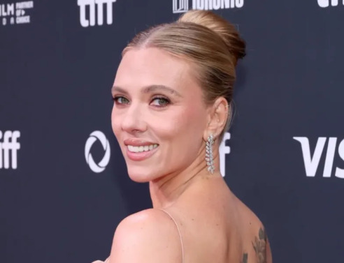 Η λαμπερή εμφάνιση της Σκάρλετ Γιόχανσον στην πρεμιέρα του σκηνοθετικού της ντεμπούτου