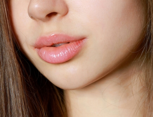 Lip oils: Η νέα τάση στα καλλυντικά και οι κίνδυνοι που επισημαίνουν οι γιατροί