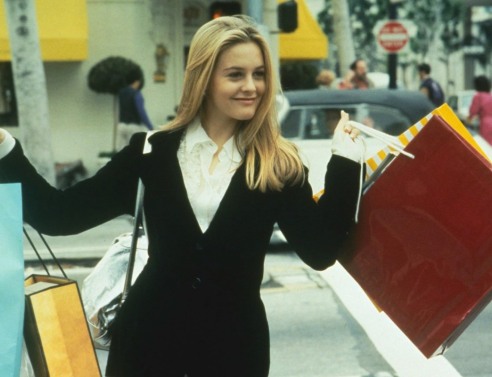 Η πρωταγωνίστρια της ταινίας Clueless κρατώντας τσάντες αγορών
