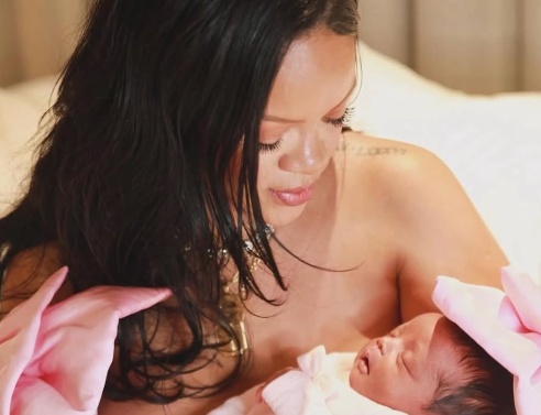 Η Ριάνα με τη νεογέννητη κόρη της
