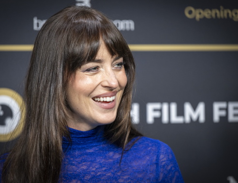 Ντακότα Τζόνσον: Εμφανίστηκε με διάφανο φόρεμα στο Φεστιβάλ Κινηματογράφου της Ζυρίχης