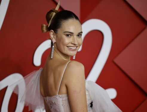 Η Λίλι Τζέιμς αποκάλυψε ότι μια κακή συνήθεια προκάλεσε ζημιά στα δόντια της, οδηγώντας την στο πρώτο της σφράγισμα στα 36 της χρόνια.