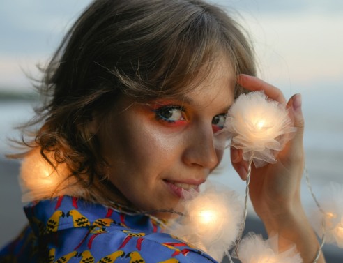 Νέα κοπέλα με κοντά μαλλιά και πορτοκαλί σκιά ματιών 