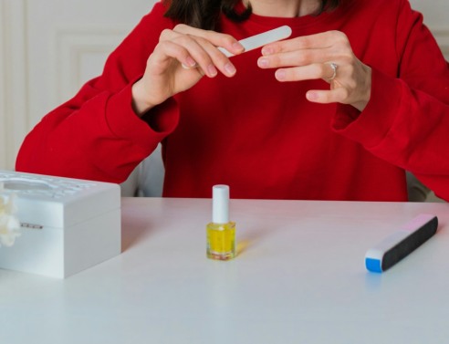 κοπέλα που λιμάρει τα νύχια της 