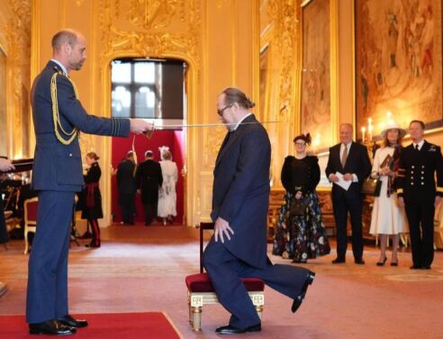 Ο Γκάρι Όλντμαν χρίστηκε ιππότης από τον πρίγκιπα Ουίλιαμ