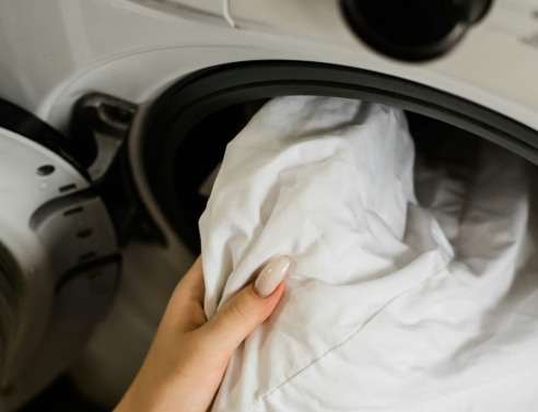 λευκή μπλούζα