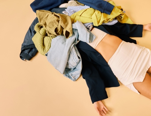 κοπέλα κάτω από πολλά ρούχα 