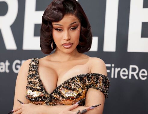 Η ράπερ Cardi B έδωσε αποστομωτική απάντηση σε θαυμαστή που τη ρώτησε γιατί «μένει συνέχεια έγκυος», προκαλώντας viral αντιδράσεις.