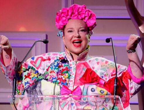 Ο Ντάνιελ Μπέρναρντ ζητά $250.000 το μήνα διατροφή από τη Sia, επικαλούμενος τον πολυτελή τρόπο ζωής και την οικονομική εξάρτησή του από την τραγουδίστρια