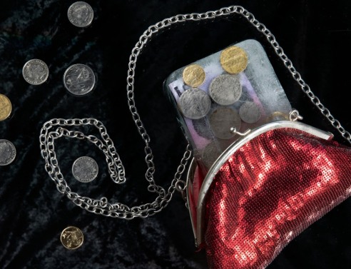 κόκκινο πορτοφόλι με μετρητά 