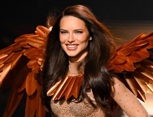 Το μοντέλο Αντριάνα Λίμα στην πασαρέλα του Victoria’s Secret Fashion Show 2025 