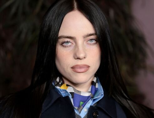 Η Μπίλι Άιλις δώρισε 11,5 εκατ. δολάρια και προέτρεψε τους δισεκατομμυριούχους να βοηθήσουν όσους πλήττονται από φτώχεια και κρίσεις.