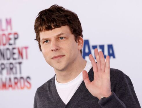 Ο Τζέσι Άιζενμπεργκ ανακοίνωσε ότι θα δωρίσει το νεφρό του σε άγνωστο άτομο - Ο σταρ του Social Network ανακοίνωσε ότι σε έξι εβδομάδες θα υποβληθεί σε επέμβαση