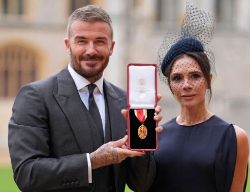 Ο Ντέιβιντ Μπέκαμ έλαβε τον τίτλο του ιππότη από τον βασιλιά Κάρολο - Αποκάλυψε ότι το κοστούμι του ήταν εμπνευσμένο από το στιλ του μονάρχη.