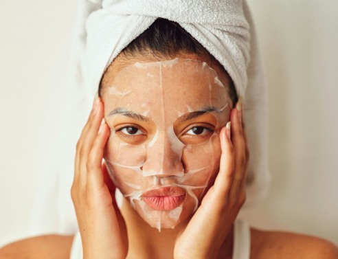 κοπέλα με μάσκα ομορφιάς