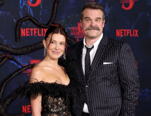 Μίλι Μπόμπι Μπράουν και Ντέιβιντ Χάρμπορ αγκαλιά στο κόκκινο χαλί, μετά τη μήνυση της πρώτης