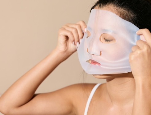 κοπέλα που βάζει μάσκα