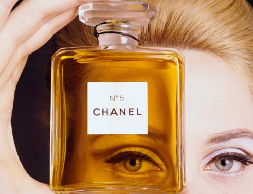 κοπέλα με άρωμα chanel no5