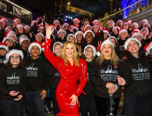 Η Κάιλι Μινόγκ έκανε έκπληξη στο Battersea Power Station του Λονδίνου - Άναψε τα χριστουγεννιάτικα φώτα και παρουσίασε νέο της single από το «Kylie Christmas»