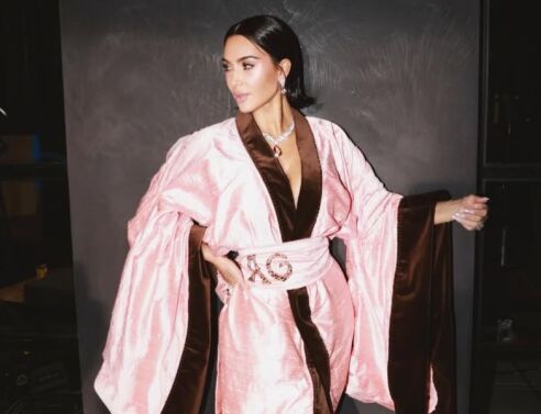 Η Κιμ Καρντάσιαν φορά κιμονό στη σειρά All’s Fair, έξι χρόνια μετά τον σάλο για το brand «Kimono» - Το κοινό σχολιάζει πως τώρα η χρήση είναι «κατάλληλη».