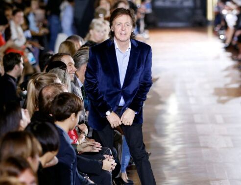 Ο Πολ ΜακΚάρτνεϊ και Βρετανοί βουλευτές καλούν την ΕΕ να μην απαγορεύσει όρους «μπέργκερ» και «λουκάνικο» για φυτικά προϊόντα, τονίζοντας το κλιματικό όφελος.