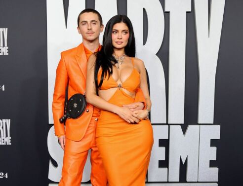 Η Κάιλι Τζένερ και ο Τιμοτέ Σαλαμέ εμφανίστηκαν στην πρεμιέρα του Marty Supreme με πορτοκαλί δερμάτινα σύνολα - Πώς συνδέεται το look με την ταινία.