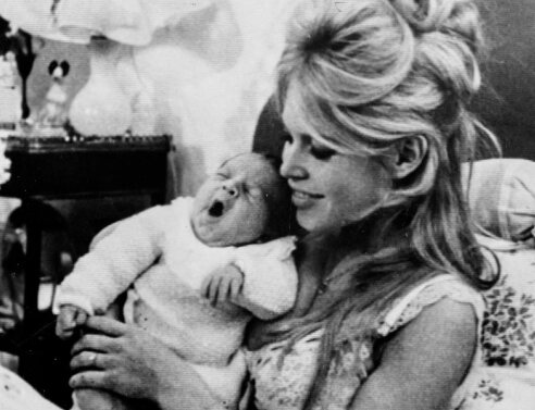 Η Μπριζίτ Μπαρντό το μακρινό 1960 και ενώ έχει στην αγκαλιά της τον νεογέννητο γιο της Νικολά - Ζακ