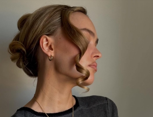 Milk Tea Hair: Αυτή είναι η απόχρωση μαλλιών που δείχνει το πρόσωπο