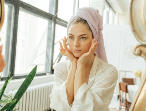 Γυναίκα βάζει σέρουμ