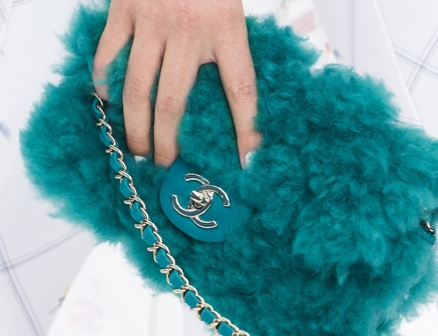 Πού θα επιδιορθώσεις την επώνυμη (και πανάκριβη) τσάντα σου αντί να την πετάξεις;