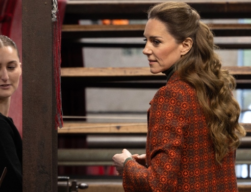 Η Κέιτ Μίντλετον σήμερα θεωρείται μία από τις πιο κομψές γυναίκες στον παγκόσμιο χάρτη της μόδας. Ωστόσο, πριν από μία δεκαετία ακόμη μάθαινε τι επιτρέπεται και τι θεωρείται πραγματικά προσβλητικό στην εμφάνιση ενός μέλους της βρετανικής βασιλικής οικογένειας