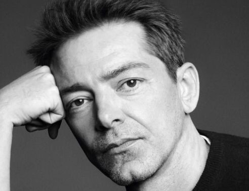 Ο Pieter Mulier είναι ο νέος δημιουργικός διευθυντής του Versace, σηματοδοτώντας μια νέα εποχή για τον οίκο μετά την αποχώρηση του Dario Vitale.