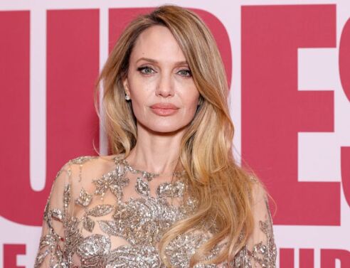 Εντυπωσιακή η Αντζελίνα Τζολί στην πρεμιέρα της νέας της ταινίας «Couture» στο Παρίσι