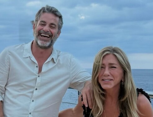 Το φιλί στο στόμα της Τζένιφερ Άνιστον με τον σύντροφό της για τα 57α γενέθλιά της