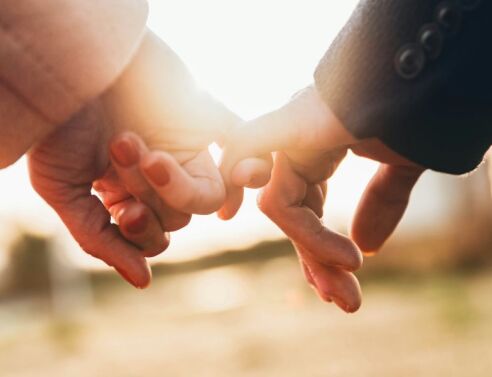 Ειδικός σχέσεων εξηγεί πώς η ανταπόκριση σε μικρές, καθημερινές κινήσεις επικοινωνίας μπορεί να προβλέψει το μέλλον ενός ζευγαριού και την επιτυχία ενός γάμου.