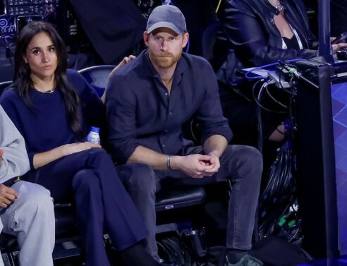 Ο πρίγκιπας Χάρι και η Μέγκαν Μαρκλ έκλεψαν την παράσταση στο NBA All-Star Game, σε μια εμφάνιση γεμάτη λάμψη δίπλα σε πλήθος διασήμων στο Λος Άντζελες.