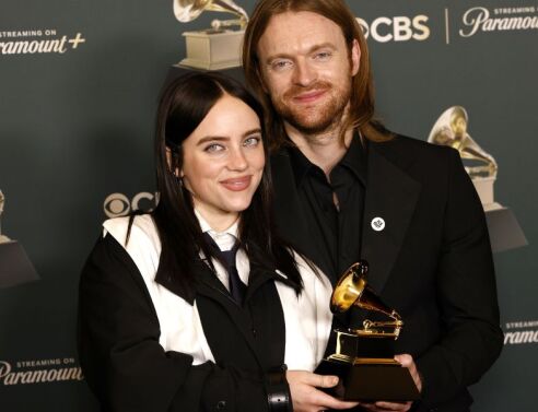 Αυστραλός ακροδεξιός ακτιβιστής ισχυρίζεται ότι η Μπίλι Άιλις ευθύνεται για την απέλασή του μετά από σάτιρα για «κατάληψη» της έπαυλής της.