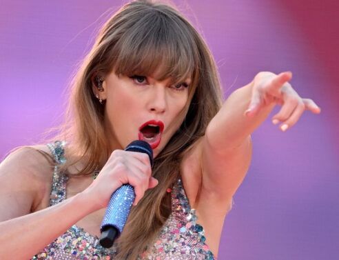 Η Τέιλορ Σουίφτ ανακηρύχθηκε κορυφαία καλλιτέχνις παγκοσμίως για το 2025 από την IFPI, καταρρίπτοντας κάθε ρεκόρ πωλήσεων για έκτη φορά στην καριέρα της.