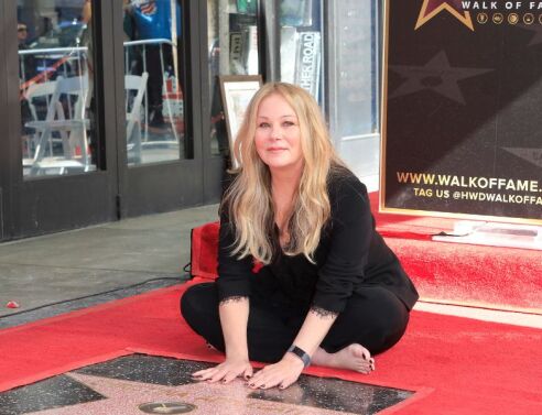 Η Κριστίνα Άπλγκεϊτ αποκαλύπτει ότι η σκλήρυνση κατά πλάκας την κρατά κυρίως στο κρεβάτι - Ο καθημερινός αγώνας με τον πόνο ο αντίκτυπος στην ψυχική της υγεία.