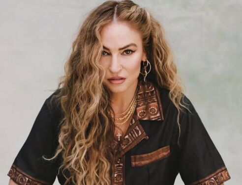 Ντρέα ντε Ματέο: Η σταρ του Sopranos στράφηκε στο OnlyFans για να σώσει το σπίτι της, κερδίζοντας 75.000 δολάρια σε 75 λεπτά, με τα παιδιά της να τη στηρίζουν.