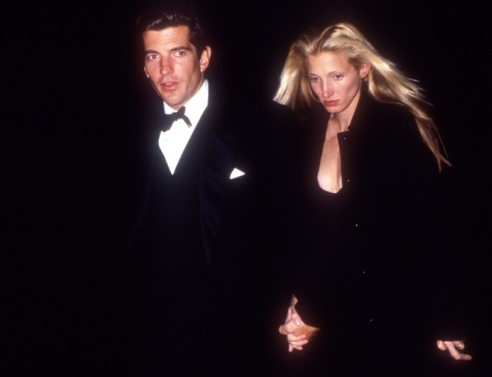 Οργή για τη σειρά που αναβιώνει την ερωτική σχέση του Κένεντι Τζούνιορ με την Καρολίν Μπεαέτ