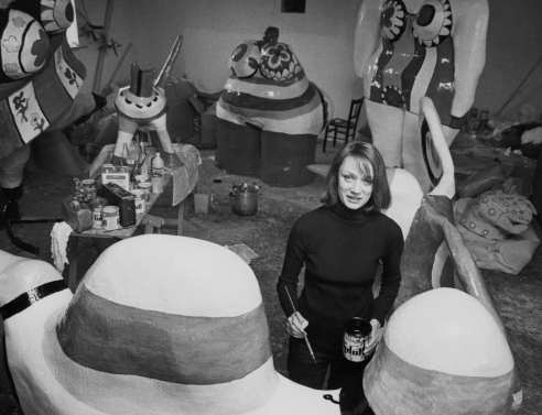 Η Νίκι ντε Σεν Φαλ στο στούντιό της, το 1971 © Jack Nisberg/Condé Nast via Getty Images