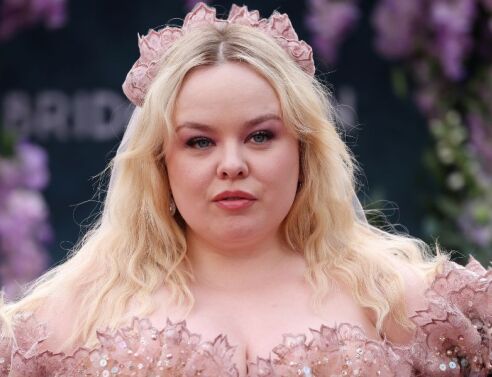 Η ηθοποιός της σειράς Bridgerton Νίκολα Κόχλαν δηλώνει ότι δεν θέλει να θεωρείται σύμβολο body positivity και ζητά να σταματήσουν τα σχόλια για το σώμα της.