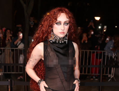 Η Τσάπελ Ρόουν στην Εβδομάδα Μόδας του Παρισιού με μια διάφανη μαύρη δημιουργία Alexander McQueen - Συνεχίζει τη σειρά τολμηρών εμφανίσεών της μετά τα Grammy.