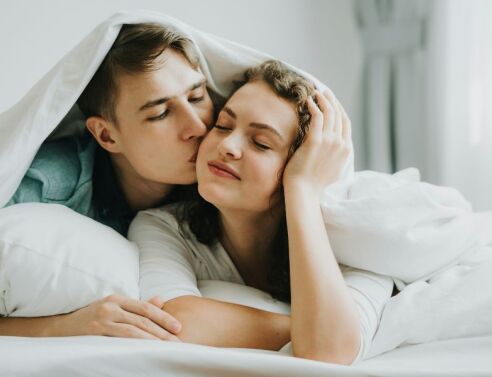 Τι πρέπει να κάνουν τα ζευγάρια στο κρεβάτι για να αποφεύγουν τους καβγάδες, σύμφωνα με ειδικό - Πώς τα κινητά καταστρέφουν τη σχέση και γιατί ο κακός ύπνος αυξάνει τις εντάσεις