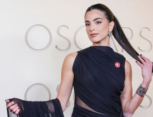 Πολλοί διάσημοι φόρεσαν στα Όσκαρ την κόκκινη κονκάρδα των Artists4Ceasefire, ζητώντας κατάπαυση του πυρός και παγκόσμια αλληλεγγύη προς τα θύματα πολέμου.