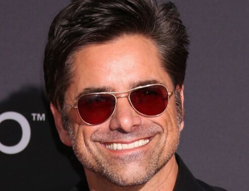 Ο Τζον Στάμος κάνει το πρώτο του τατουάζ στα 62, εμπνευσμένο από τους Beach Boys και την καλλιτεχνική του διαδρομή - Η βαθιά προσωπική σημασία του σχεδίου