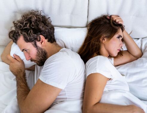 Αμερικανός θεραπευτής παρουσιάζει πέντε σημάδια που δείχνουν ότι μια σχέση τελειώνει, από τη συναισθηματική απόσταση έως την αναζήτηση άλλου συντρόφου