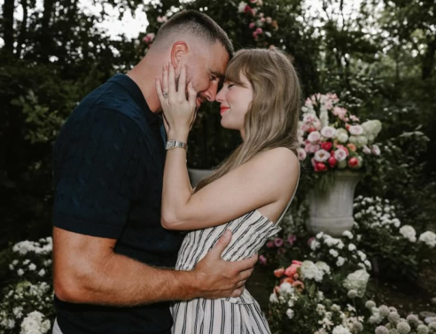 H Τέιλορ Σουίφτ και ο Τράβις Κέλσι την ημέρα του αρραβώνα τους 